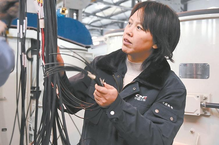 郝凤荣是中国北车大连机车车辆技术开发部电气主管设计师